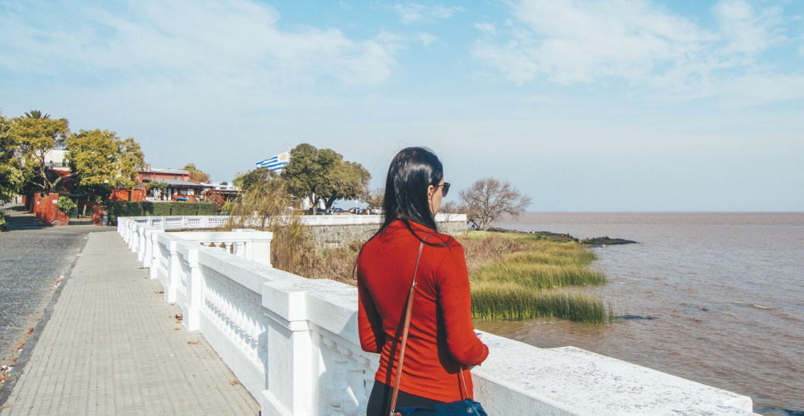 Uma mulher no Bastião de San Pedro, apreciando a bela vista para o Río da Prata.