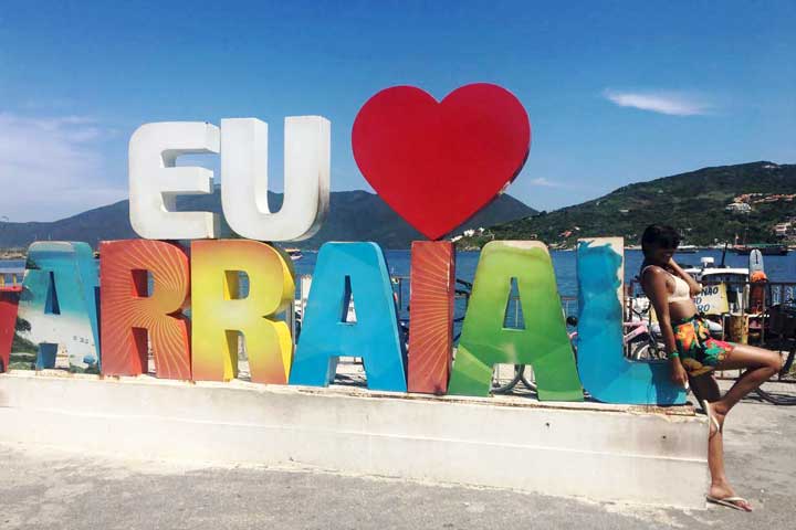 Imagem da Placa de Eu amo Arraial no porto da Praia dos Anjos em Arraial do Cabo no Rio de Janeiro
