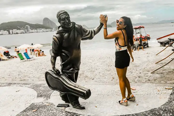 Estátua de Dorival Caymmi na Praia de Copacabana