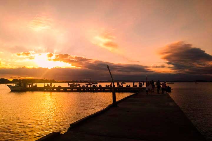 Imagem do pôr do sol na Praia de Manguinhos visto do pier. Praias de Búzios