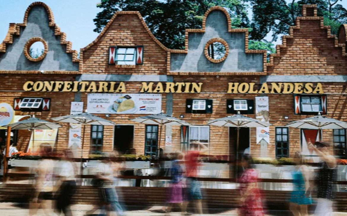 Fachada de um café em Holambra, uma cidade romântica de São Paulo