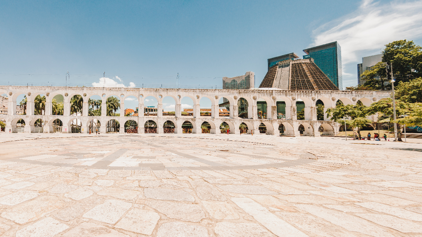 Arcos da Lapa com a Catedral ao fundo em um dia ensolarado.