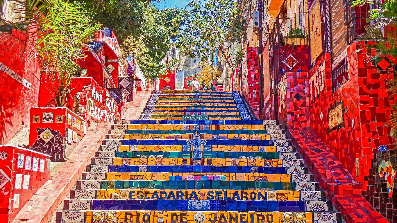 A colorida Escadaria Selarón no bairro Santa Teresa, que também é uma excelente opção de onde ficar no Rio de Janeiro.
