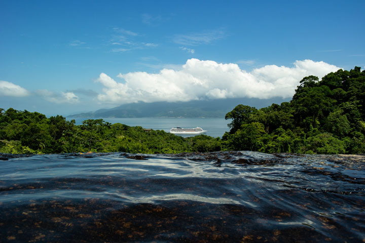 Cachoeira de borda infinita em Ilhabela