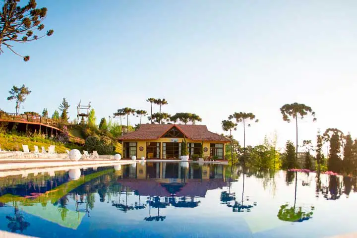 Vista da piscina do Surya-Pan Hotel Refúgio