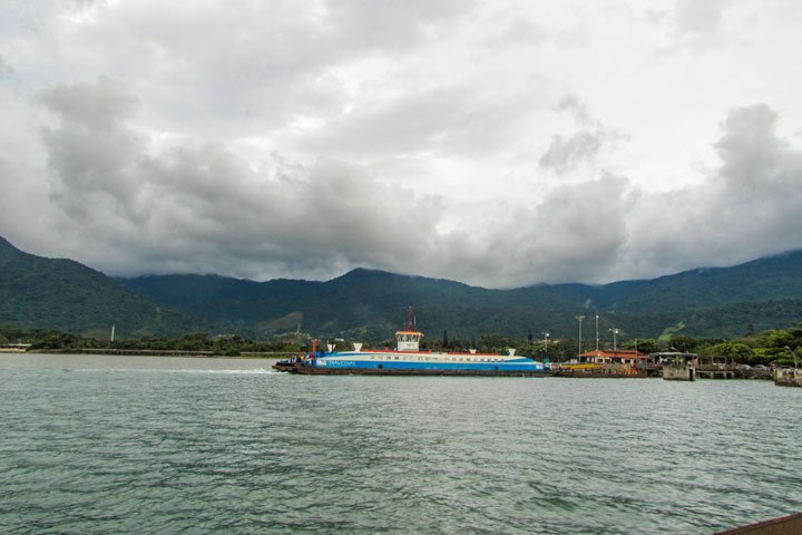 Travessia da balsa em Ilhabela