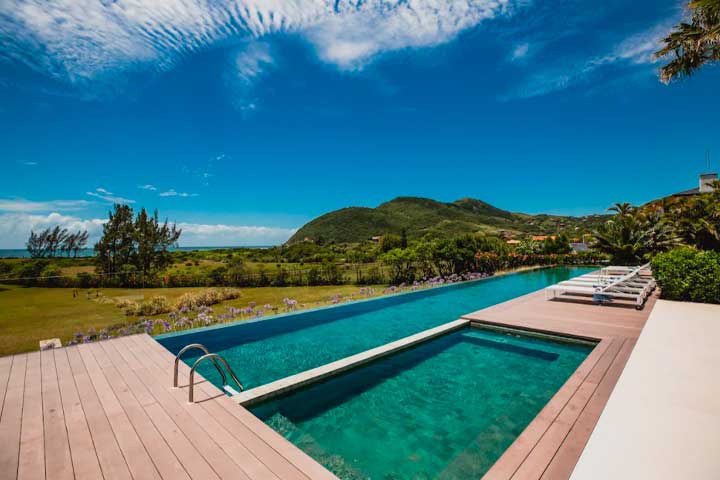 Airbnb com piscina aquecida e vista para o mar