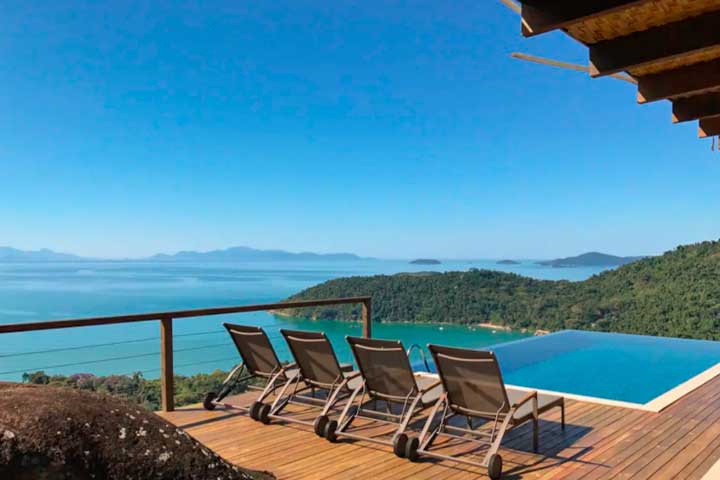 Casa com piscina e vista para o mar - Paraty