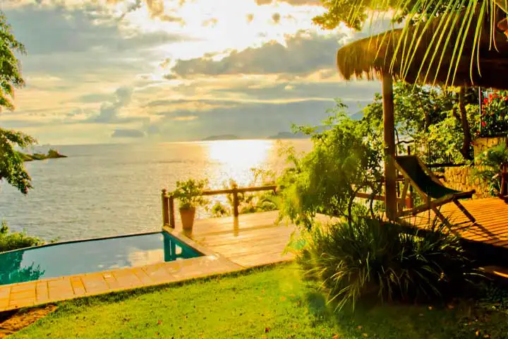 Airbnb em Ilhabela com piscina e vista para o mar