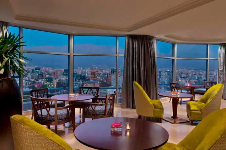 Hotel em Santiago com vista para a Cordilheira dos Andes