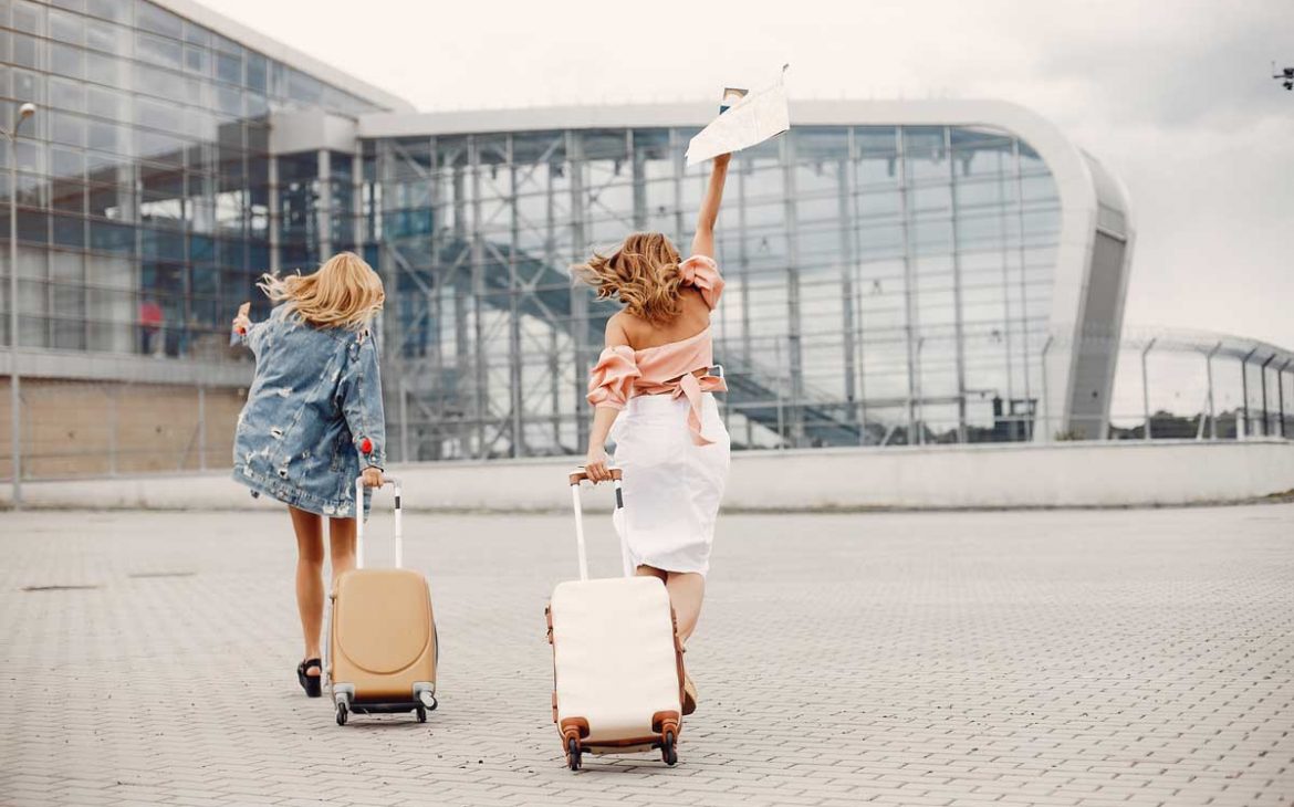 Duas moças correndo no aeroporto