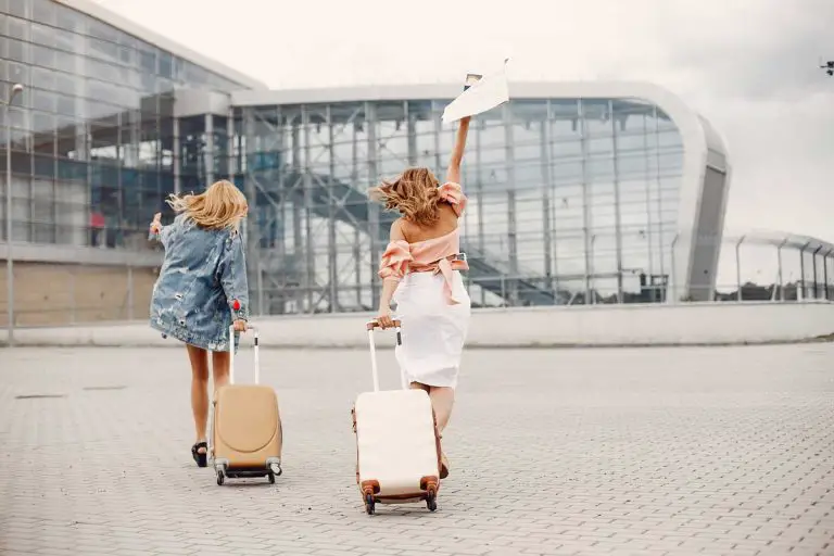 Duas moças correndo no aeroporto