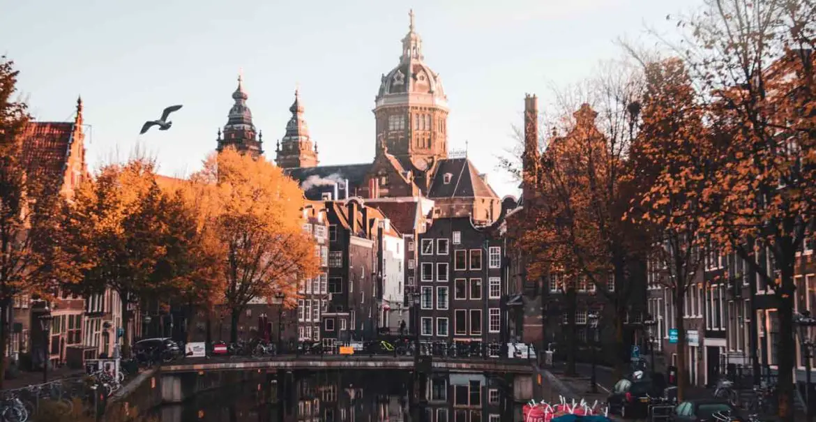 Amsterdam, Países Baixos, destino europeu famoso entre grupos de amigos