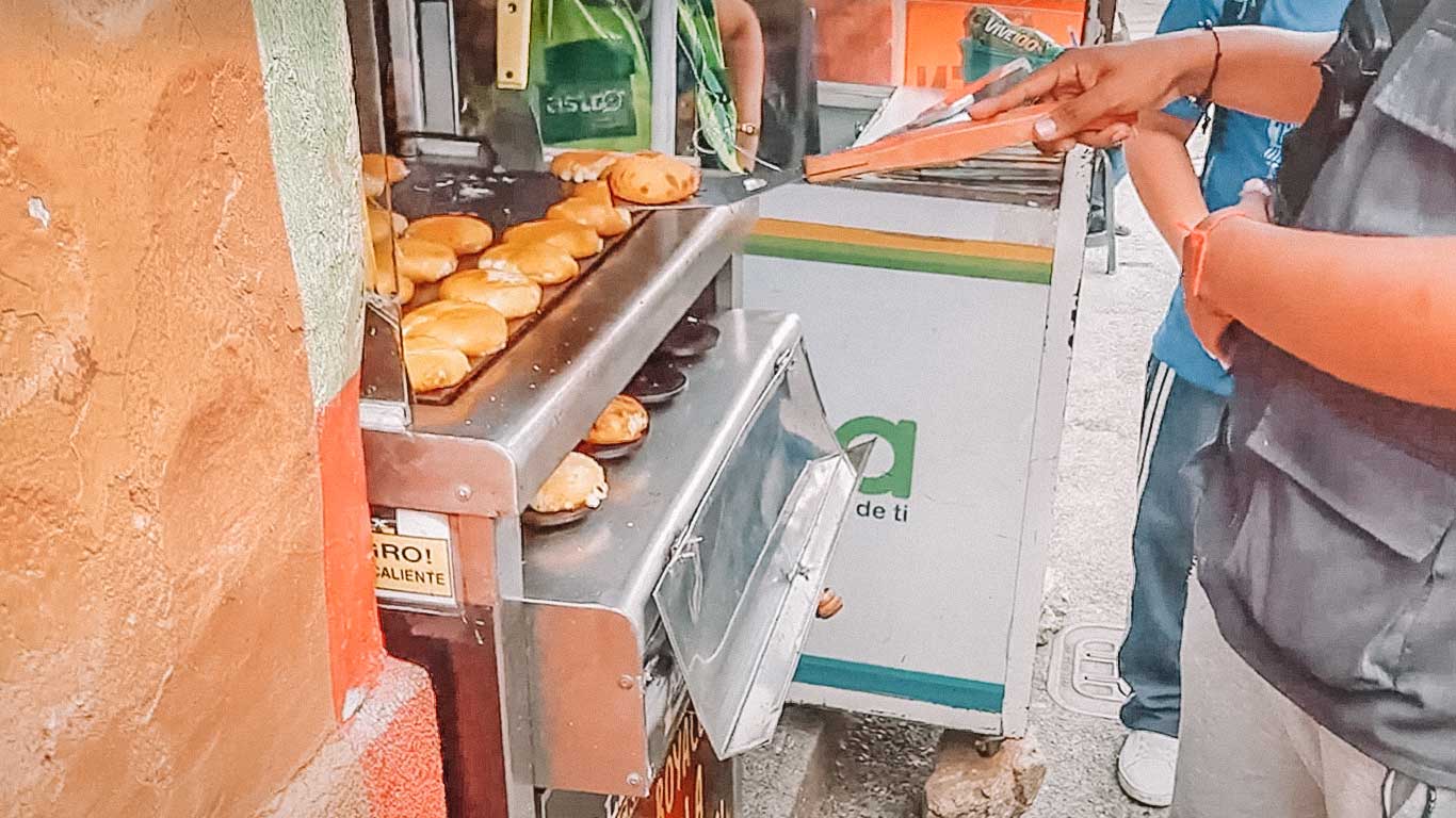 Free Tour Gastronômico Medellín, Arepa de queso