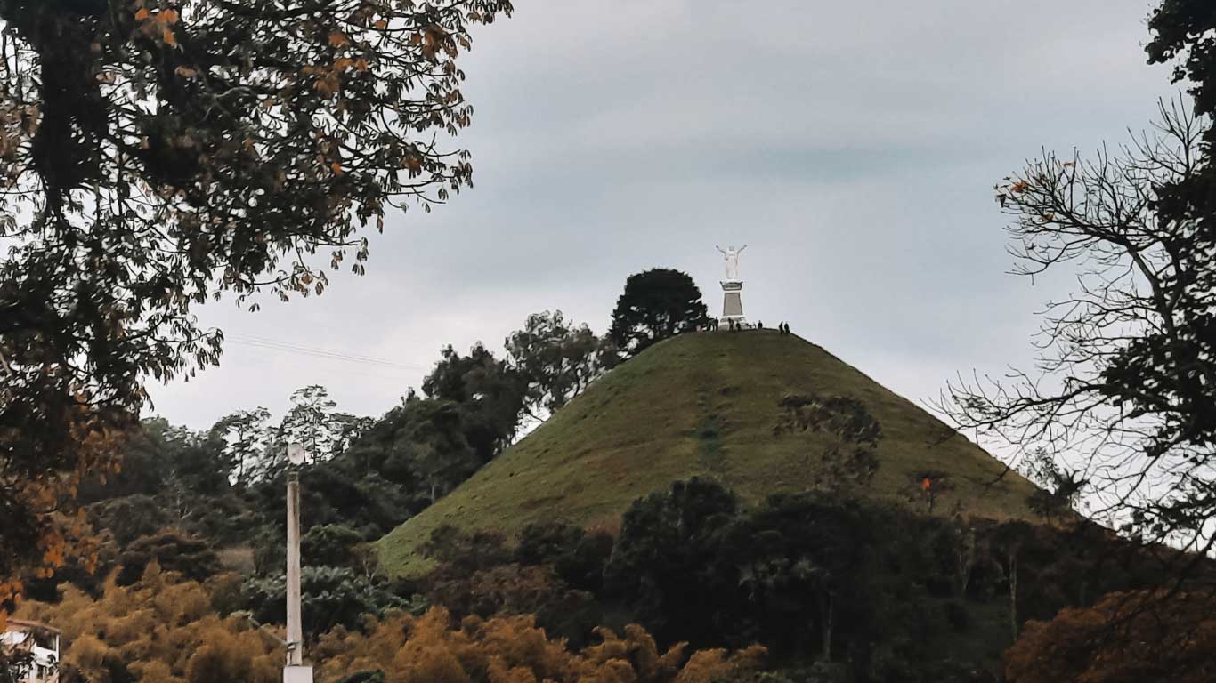 Morro El Salvador e Cristo Rey em Jericó na Colômbia