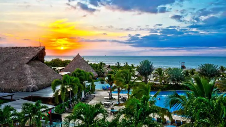 Piscina e área externa com vista para o mar no hotel Estelar Playa Manzanillo