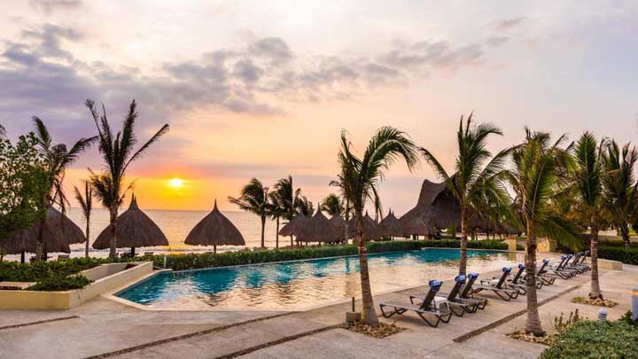 Piscina com vista para o mar no hotel Dreams Karibana Cartagena