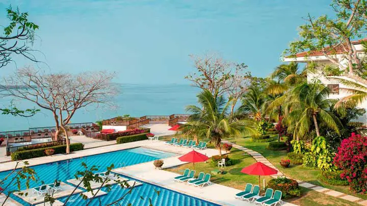 Piscina com vista para o mar no Decameron Barú Beach Resort