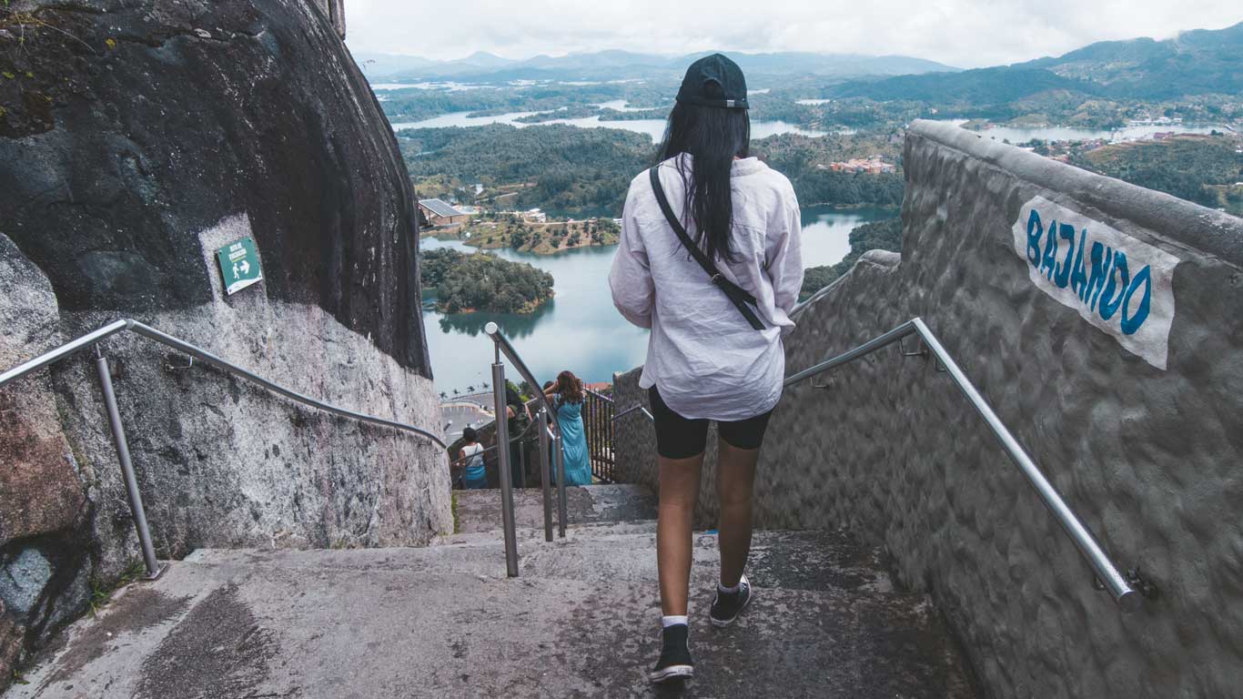 Descida da pedra El Penol em Guatapé