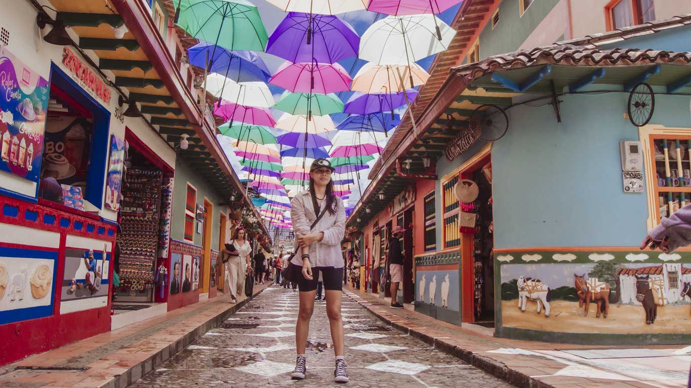 Ruas coloridas do Pueblo de Guatapé  na Colômbia