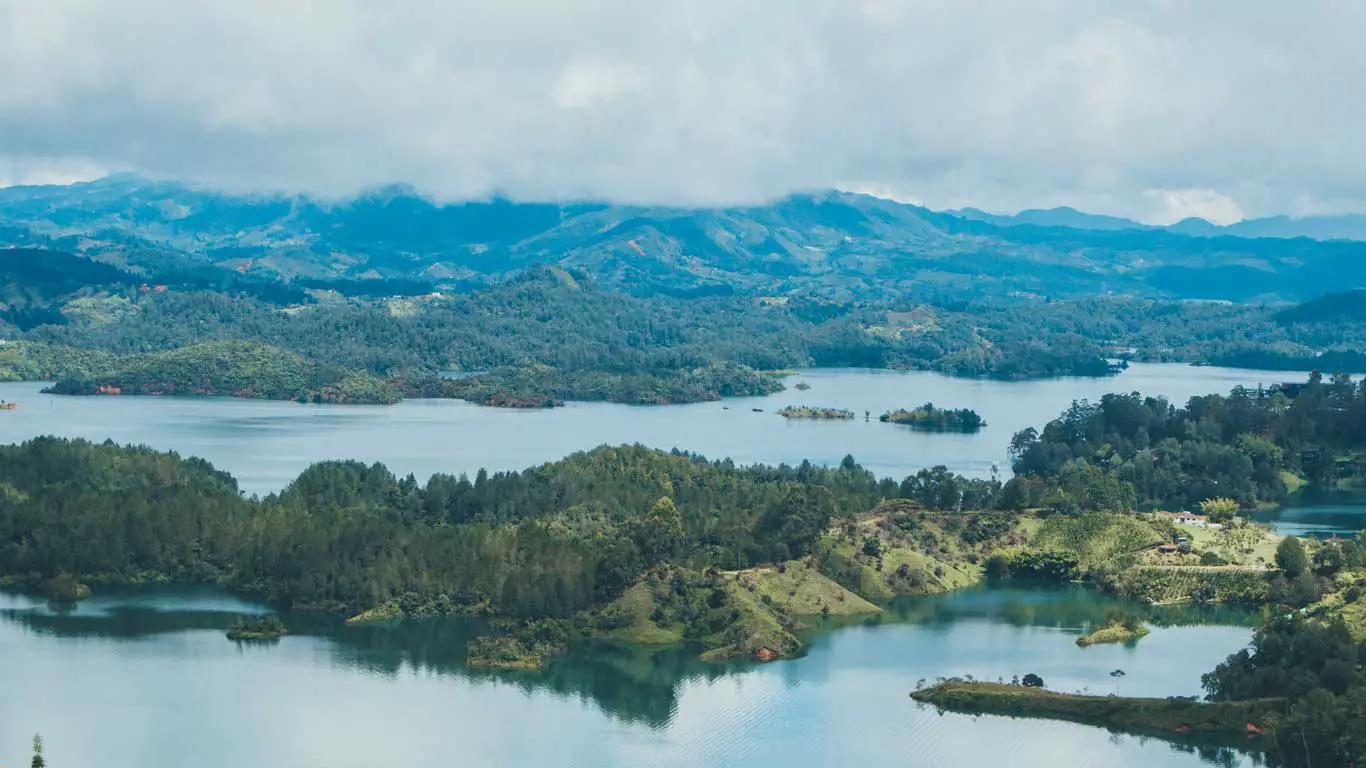 Vista aérea de Guatapé na Colombia