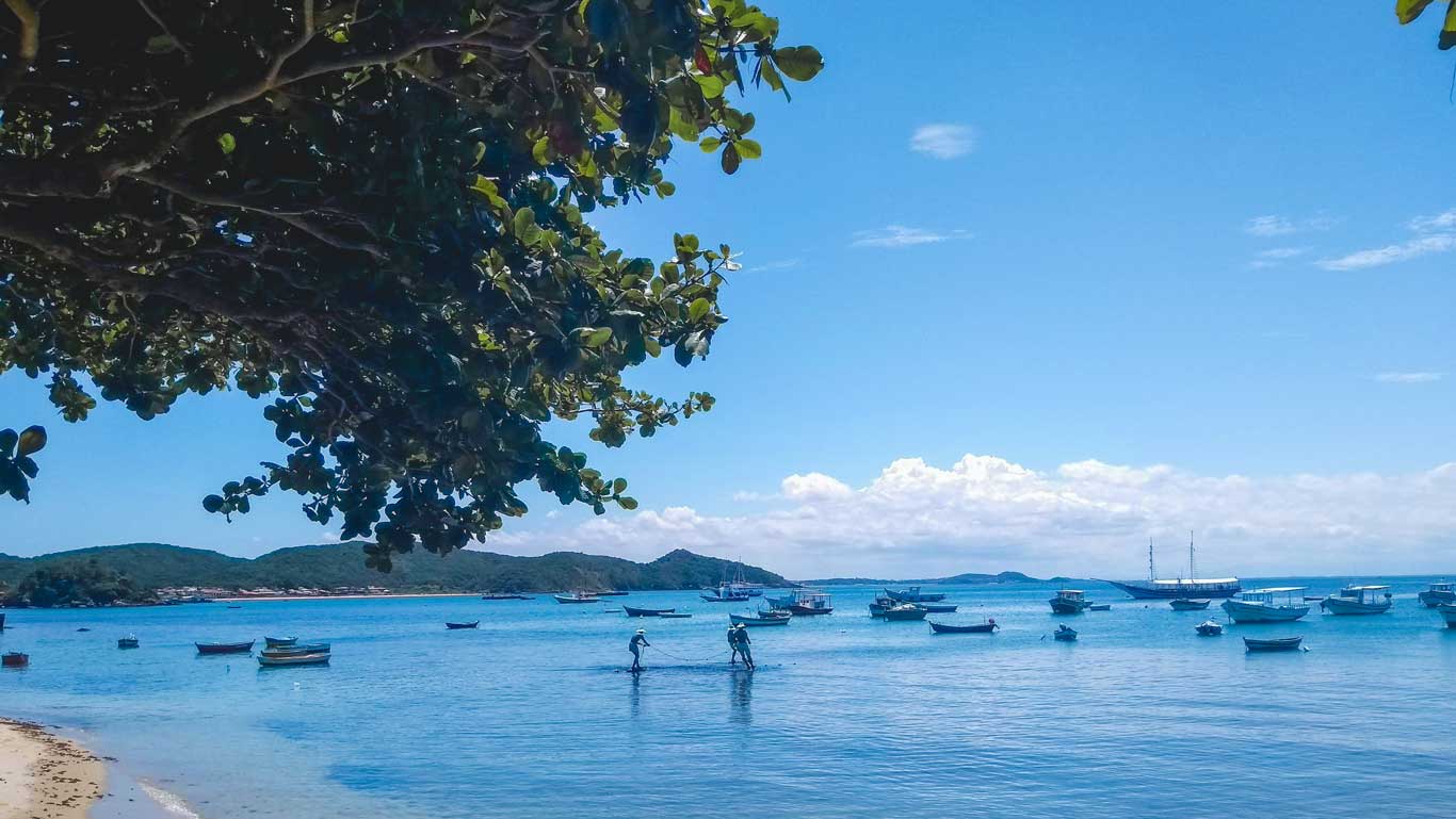 Praia da Armação e a escultura dos três pescadores em Búzios