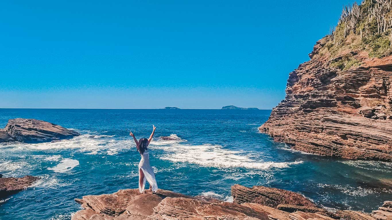 Rochas e o mar na Praia da Ferradurinha em Búzios