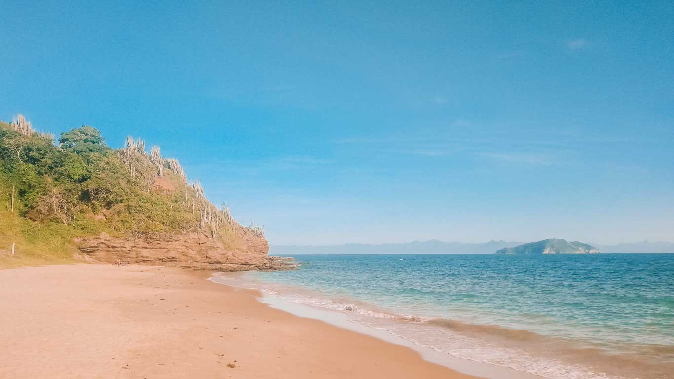 Praia da Tartaruga , em Búzios, em um dia de sol.