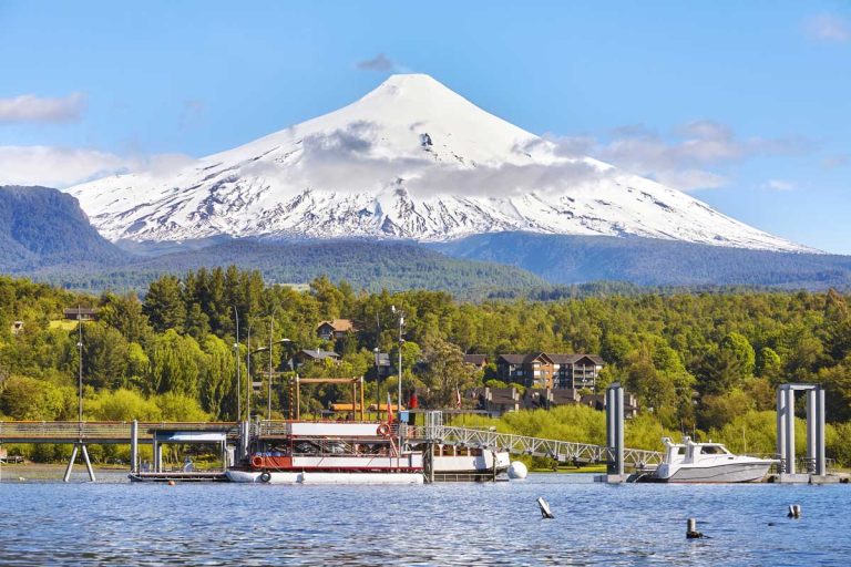 Vulcão Villarrica visto da cidade de Pucón