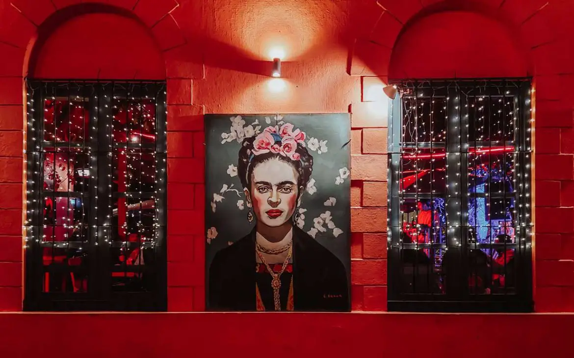 A parede de um estabelecimento em Colonia del Sacramento exibe uma imagem de Frida Kahlo.