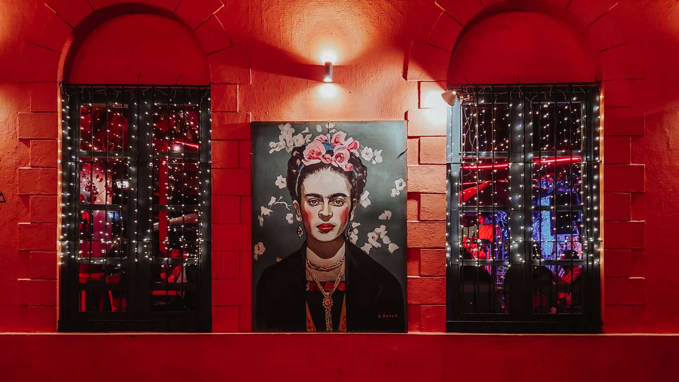 A parede de um estabelecimento em Colonia del Sacramento exibe uma imagem de Frida Kahlo.