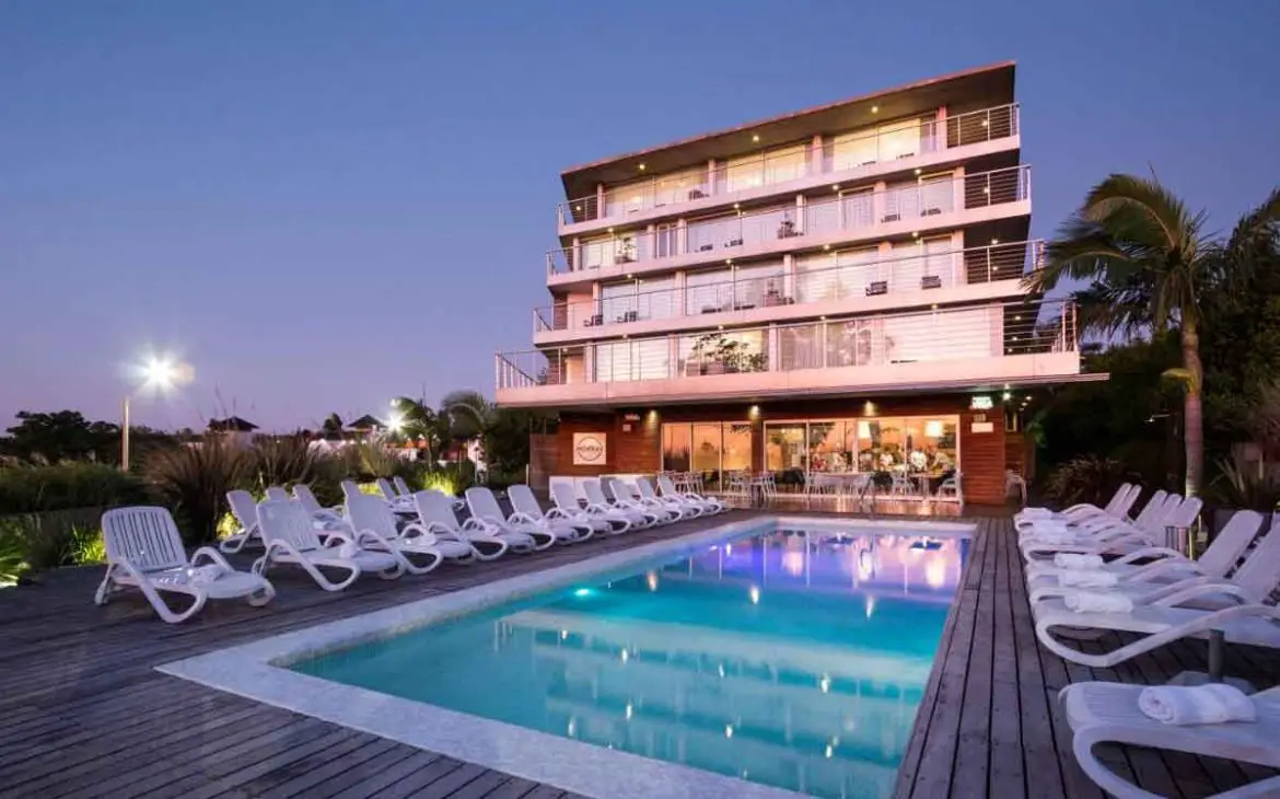 Na imagem, destaca-se uma piscina com o Costa Colonia Hotel ao fundo, reconhecido como um dos melhores hotéis em Colonia del Sacramento.