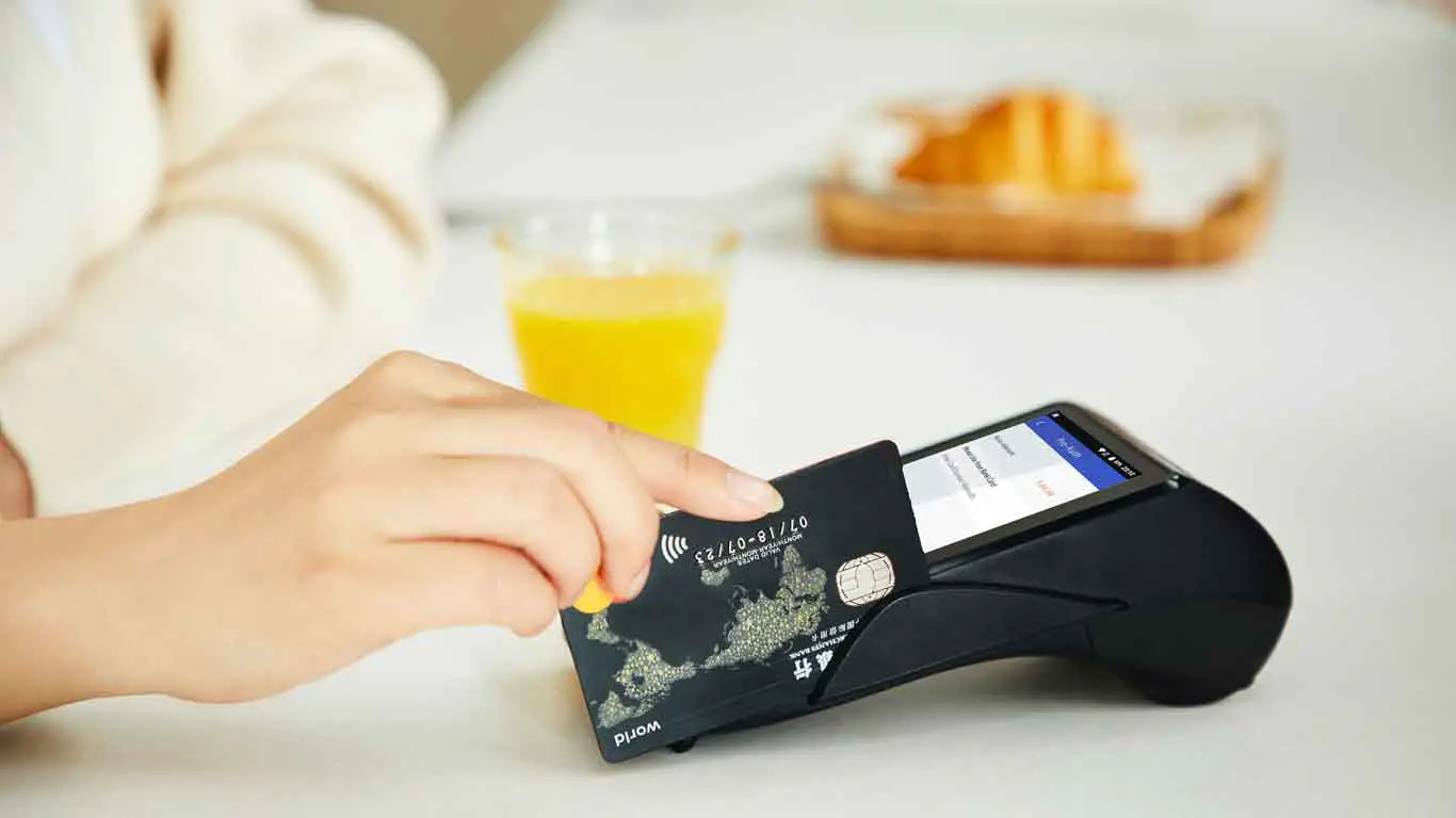 Pessoa usando o cartão de crédito para obter desconto de IVA no Uruguai