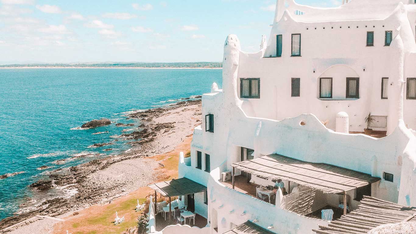 Hotel CasaPueblo com tons brancos e a beira-mar em Punta del Este no Uruguai.