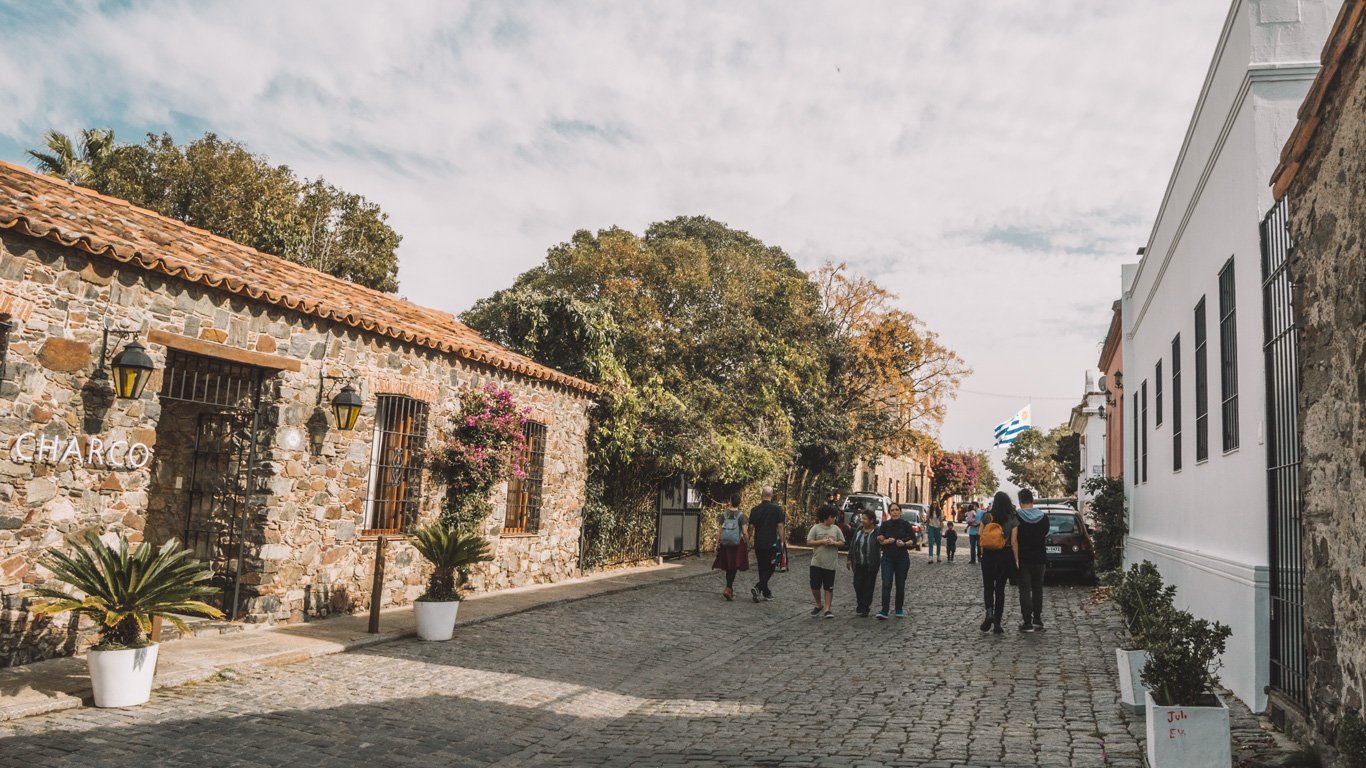 Imagem da entrada do Charco Hotel, uma das melhores opções de onde ficar em Colonia del Sacramento.