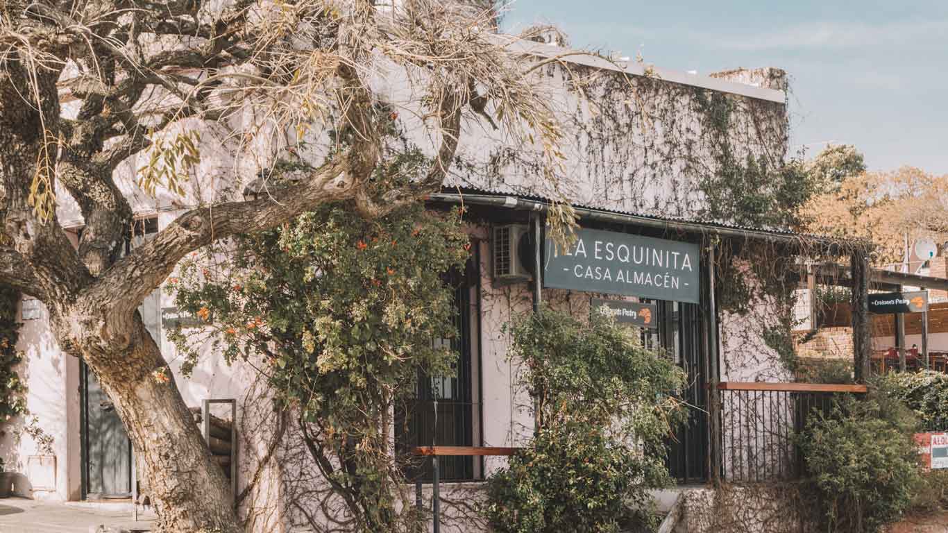 O restaurante La Esquinita em Colonia del Sacramento, adornado com arbustos em uma de suas paredes.