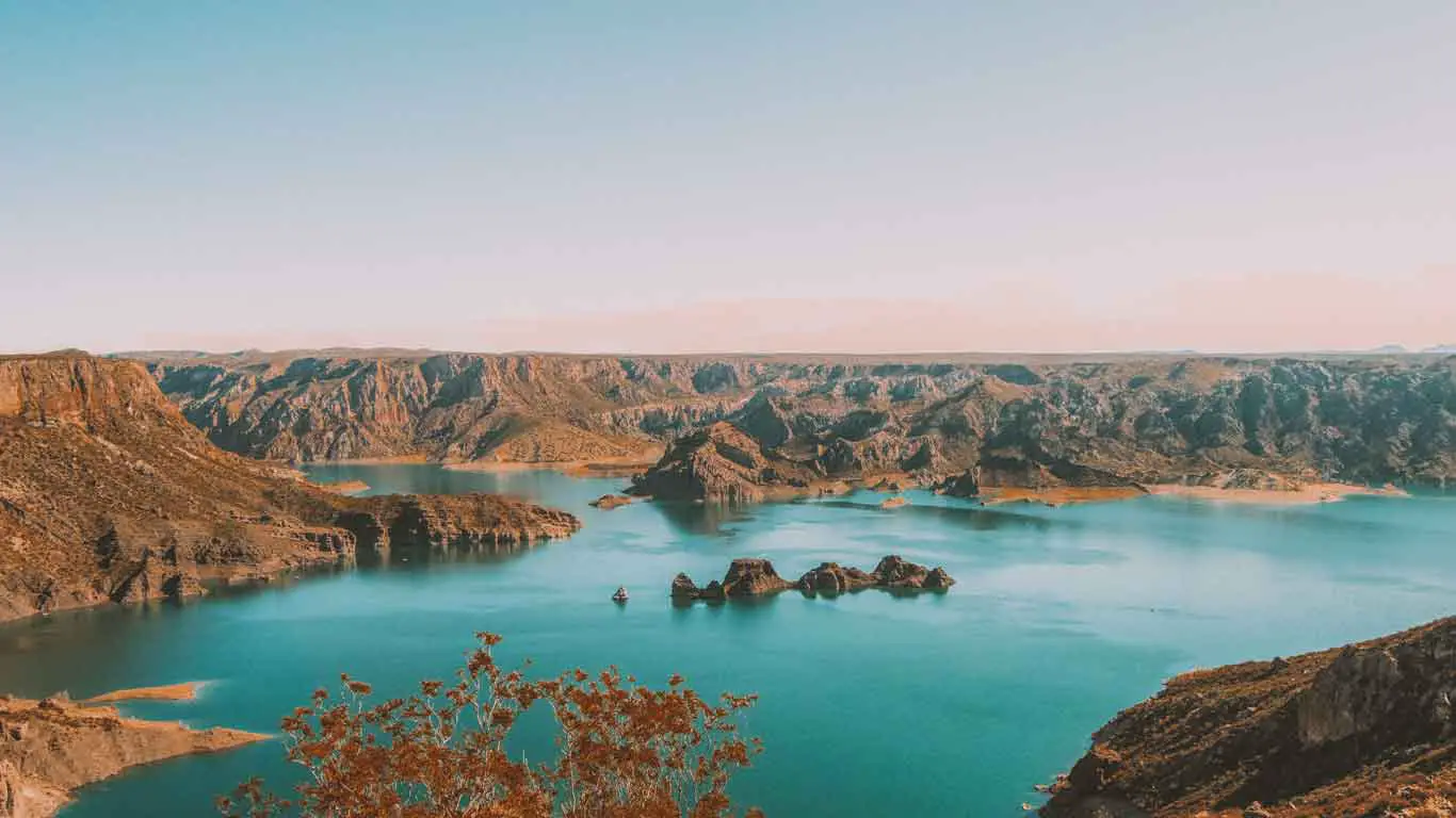 Imagem do Cañón del Atuel, um deslumbrante lago com águas azuis entre montanhas.