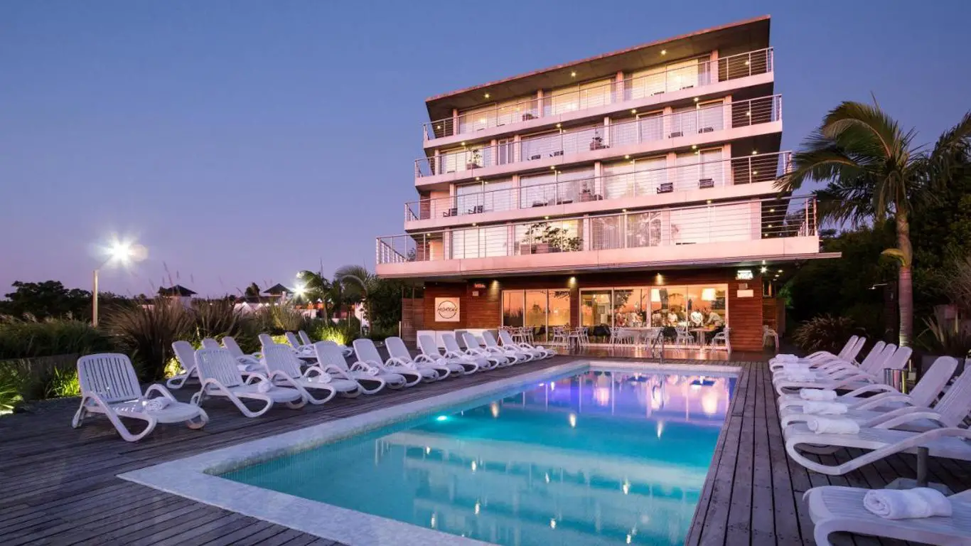 Na imagem, destaca-se uma piscina com o Costa Colonia Hotel ao fundo, reconhecido como um dos melhores hotéis em Colonia del Sacramento.